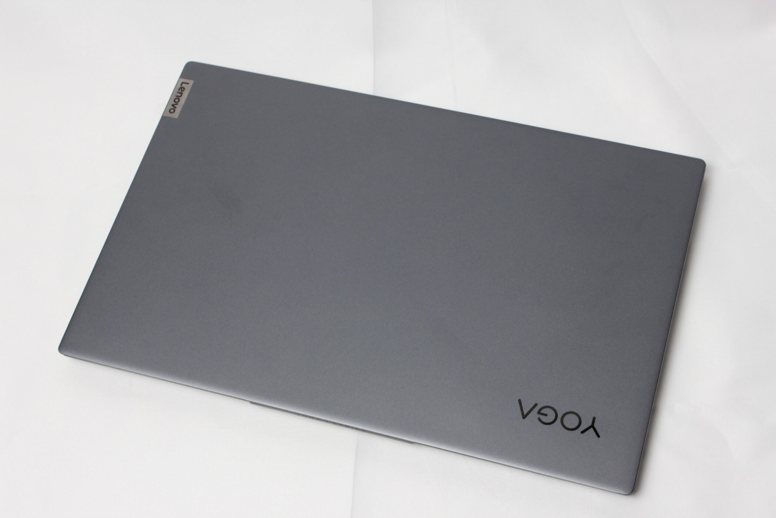 Lenovo YOGA Slim 750i 天板の画像