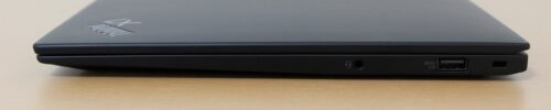 ThinkPad X1 Carbon Gen9の右側面の画像
