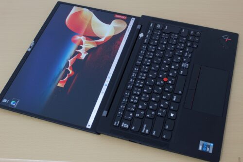 ThinkPad X1 Carbon Gen9のディスプレイを開いた画像